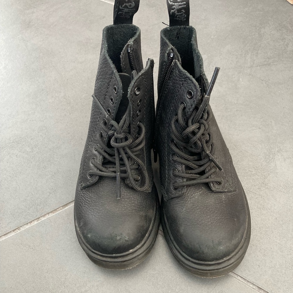 Black leather boots for boy